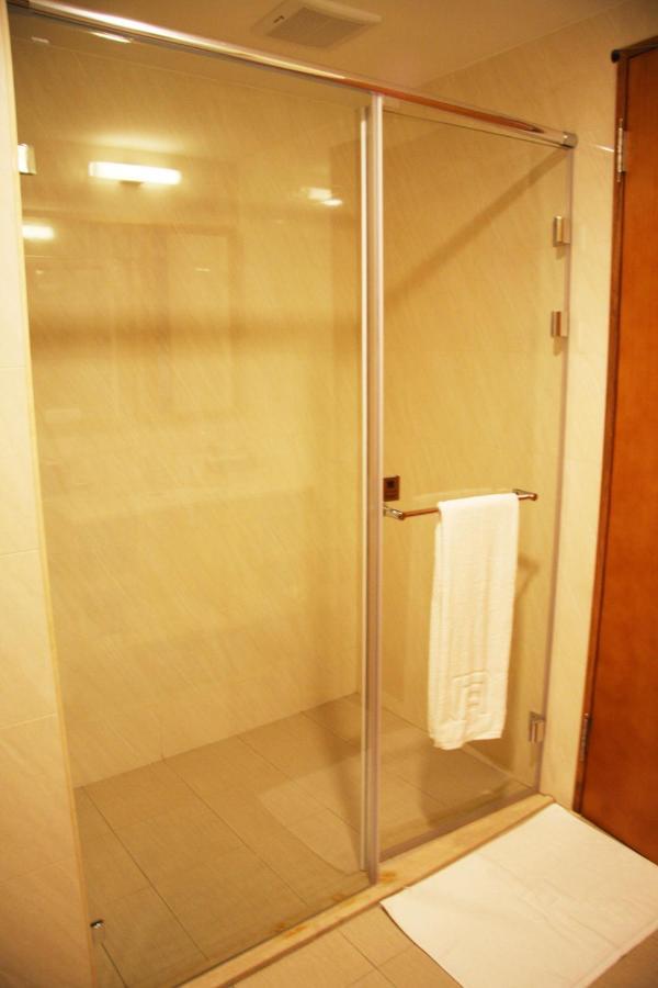 Fushin Hotel - Tainan Bagian luar foto