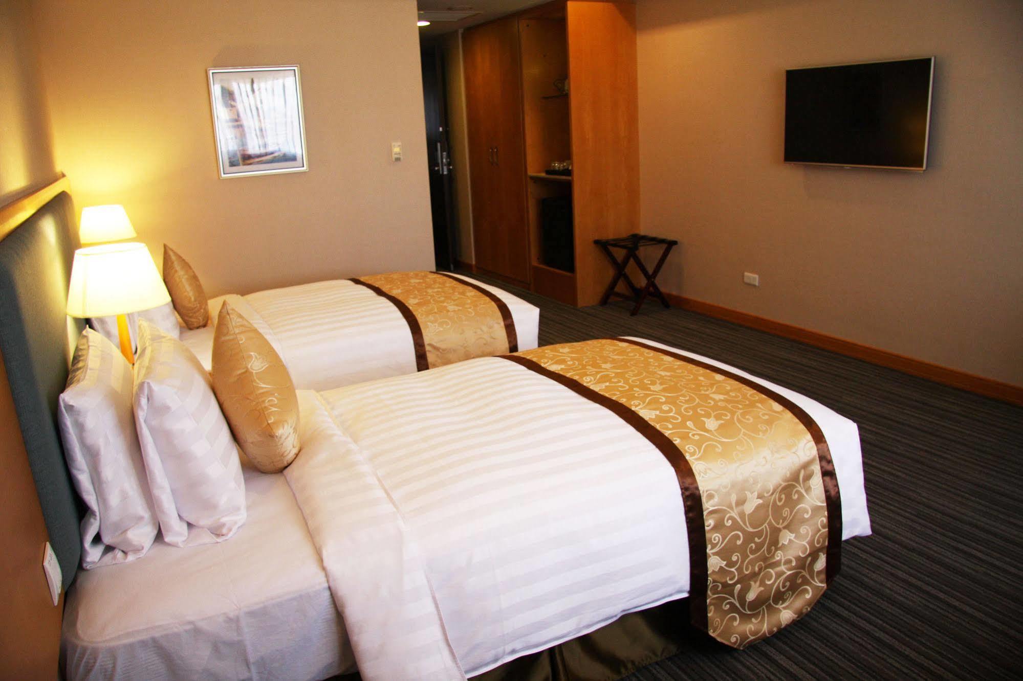 Fushin Hotel - Tainan Bagian luar foto
