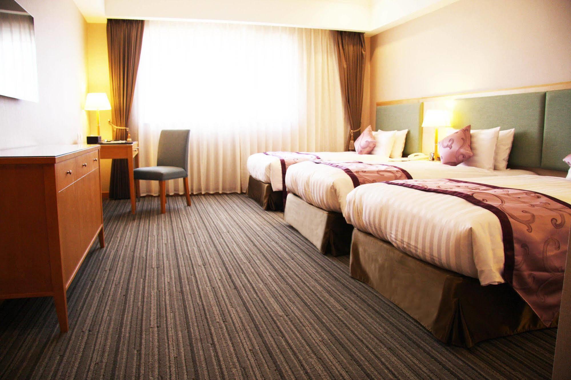 Fushin Hotel - Tainan Bagian luar foto