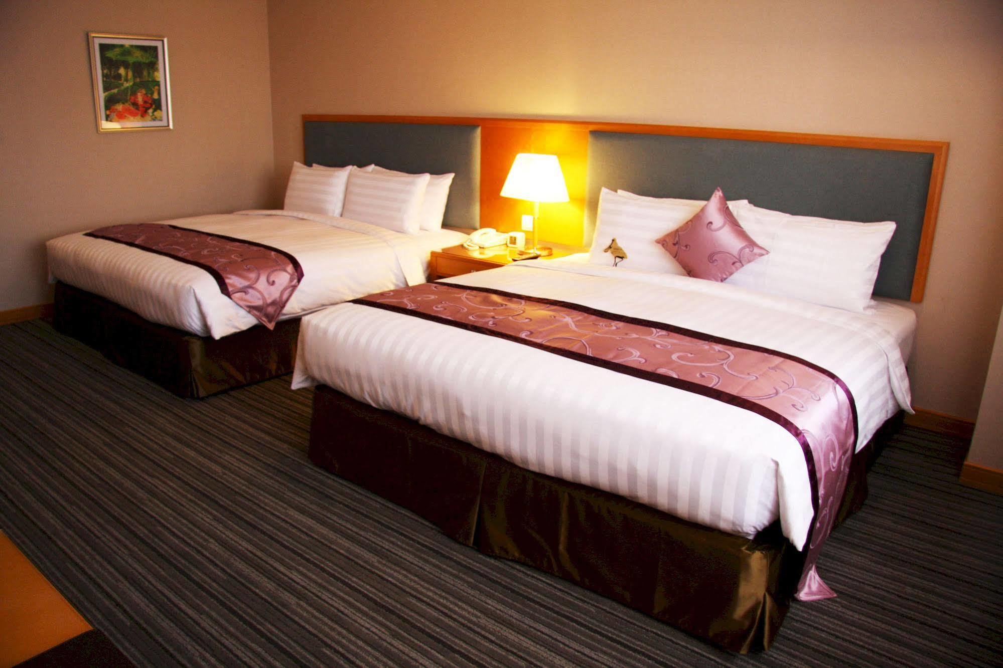 Fushin Hotel - Tainan Bagian luar foto